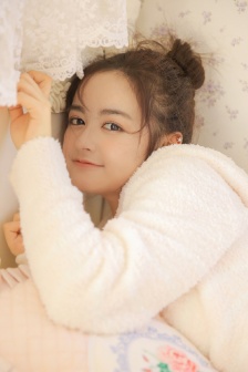 女巨人踩踏